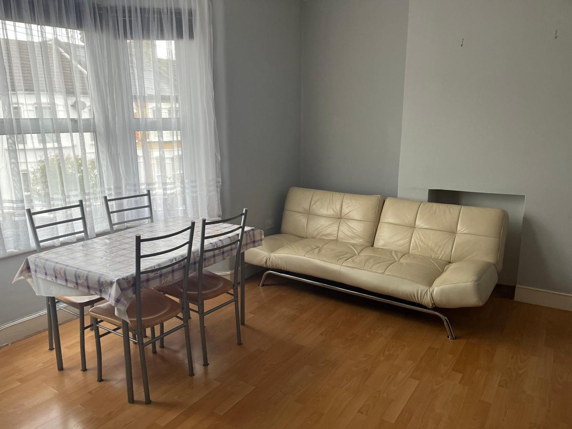 First Floor 1 Bed With Lounge And Kitchen Londra