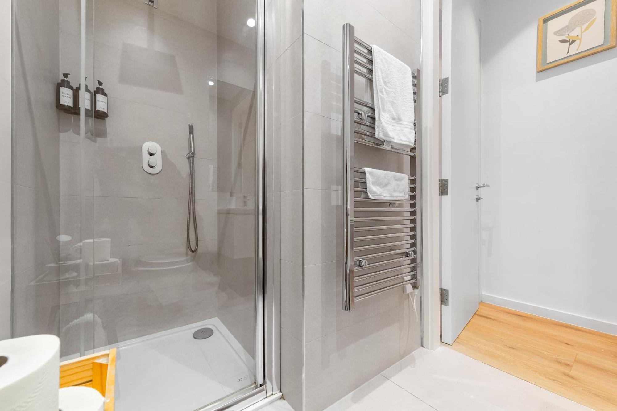 Modern Luxury Next To Aldgate East Station And Tower Of * Londra