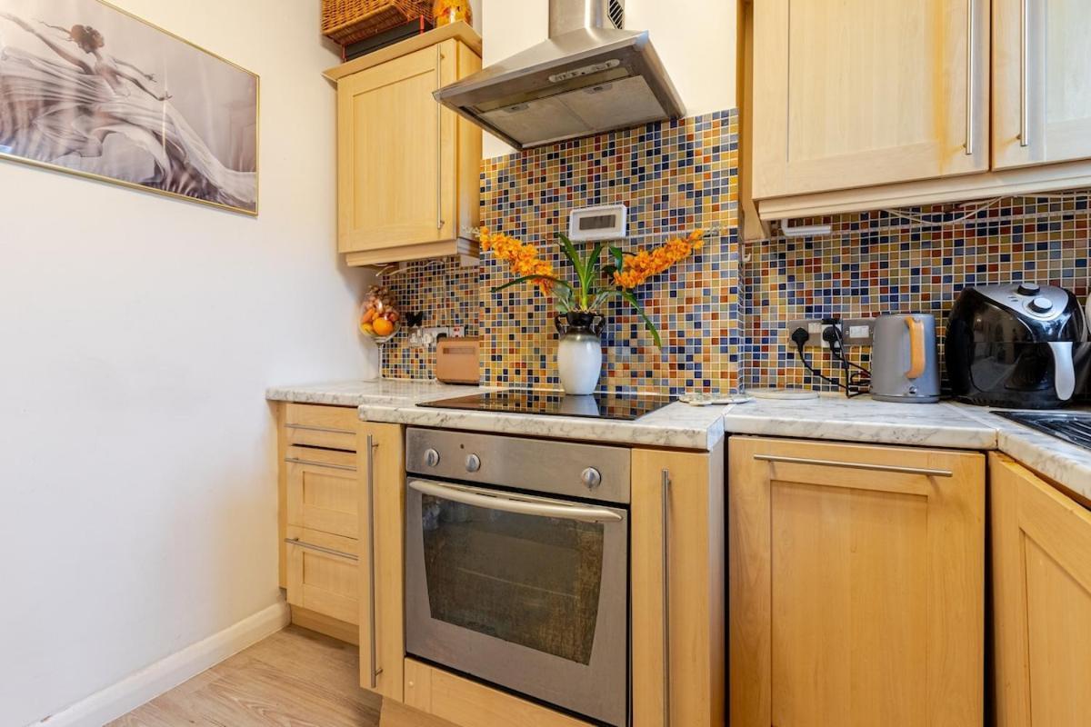 The Whole Flat With Terrace 1 Min To Earls Court Station For 3 Guests Lägenhet London
