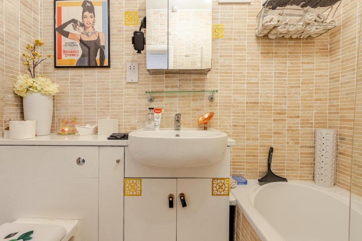 The Whole Flat With Terrace 1 Min To Earls Court Station For 3 Guests Lägenhet *