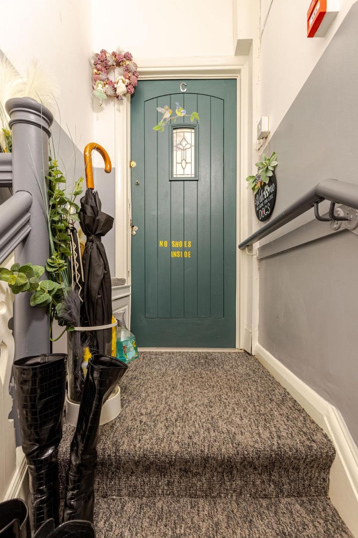 The Whole Flat With Terrace 1 Min To Earls Court Station For 3 Guests Lägenhet London