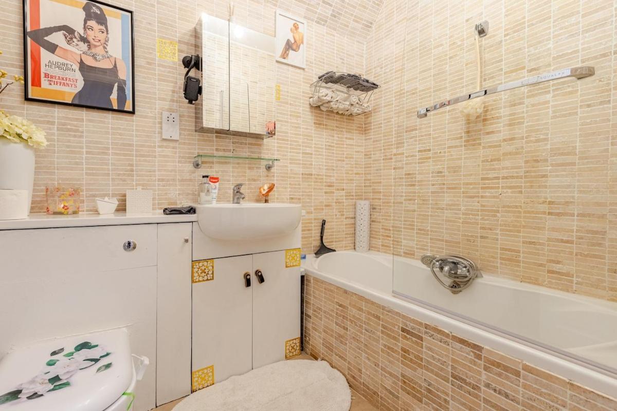 Lägenhet The Whole Flat With Terrace 1 Min To Earls Court Station For 3 Guests London
