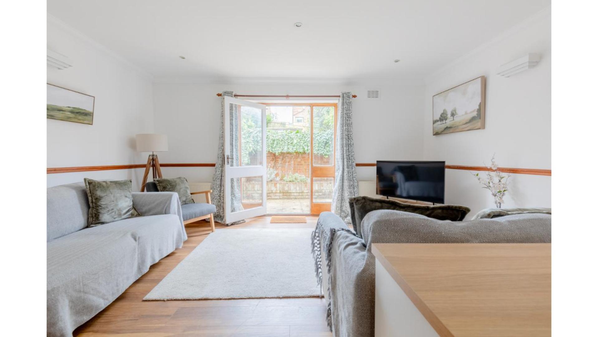 Spacious And Inviting 4bd Haggerston Apartment London