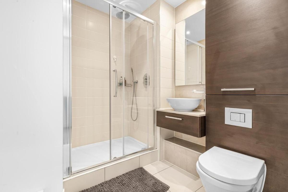 Station 1 Minute, Gym , Smart Tv , 1 Min To Westfield Centre * Londra