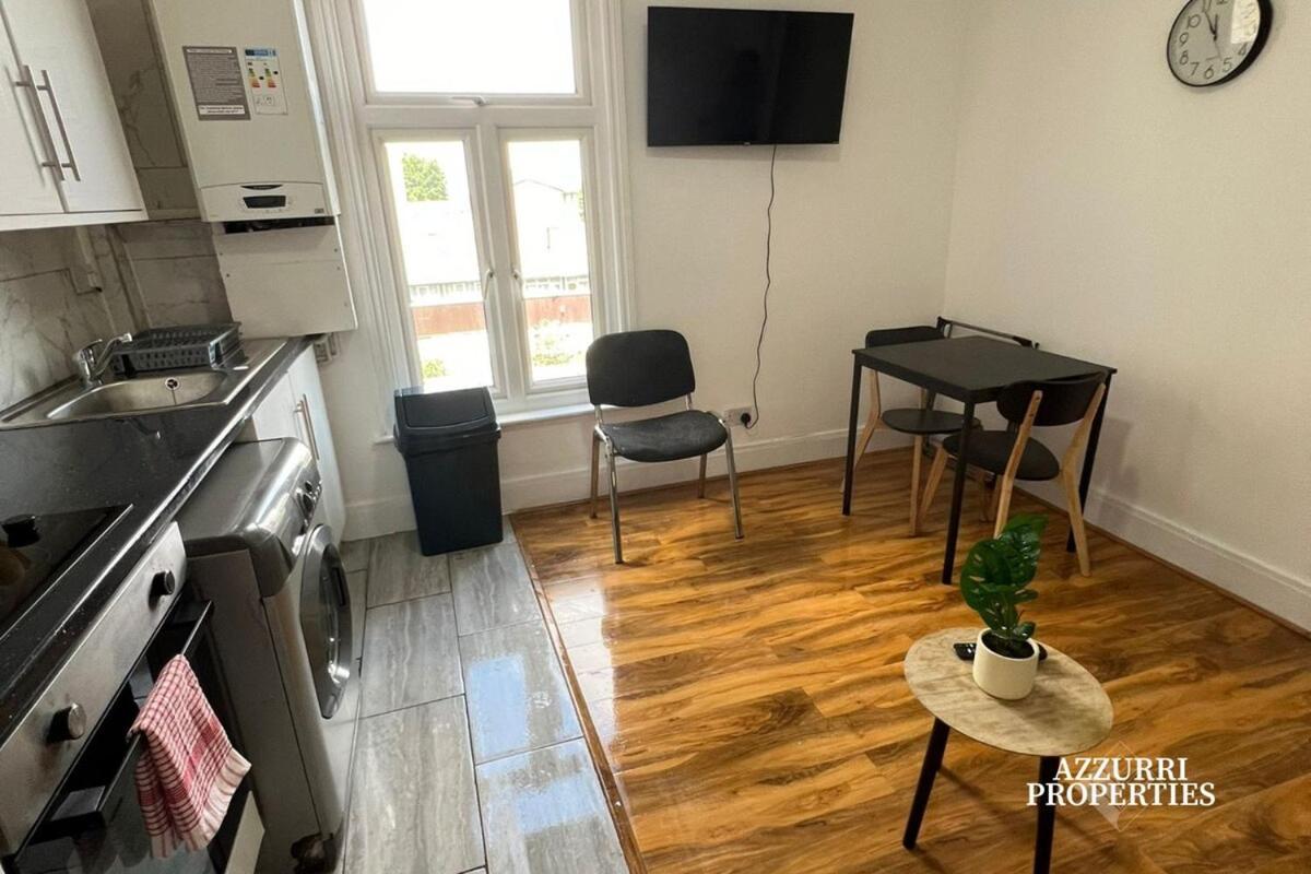 Two Bed Flat - 6 Minutes To Canning Town Station * Londra