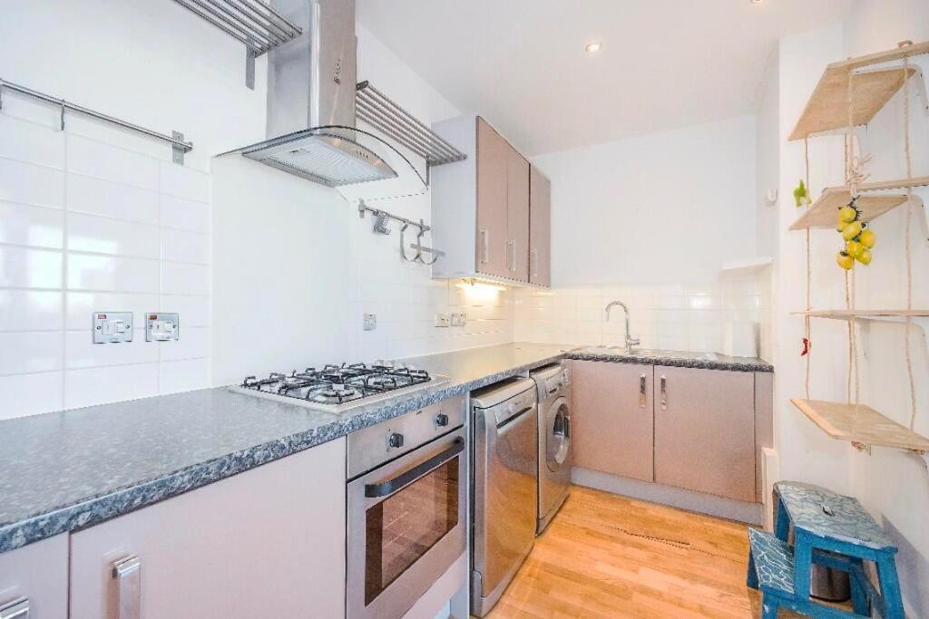 Apartment Modern Central Flat With A View, 2 Bett - O2, Excel, Perfect For Corporates, Contractors *
