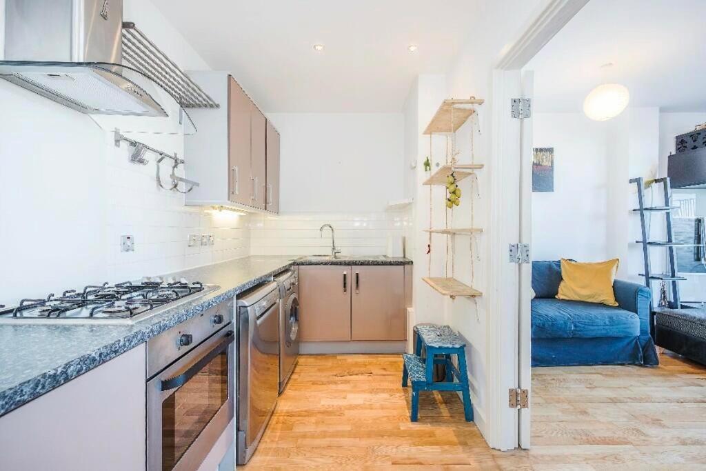Modern Central Flat With A View, 2 Bett - O2, Excel, Perfect For Corporates, Contractors London