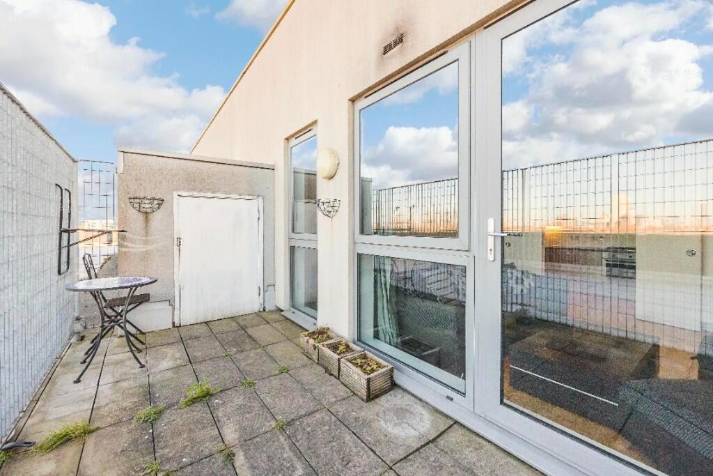Apartment Modern Central Flat With A View, 2 Bett - O2, Excel, Perfect For Corporates, Contractors London