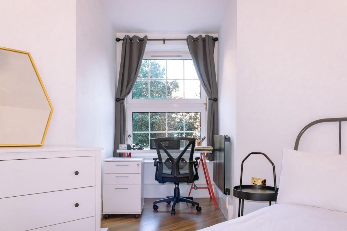 Lejlighed 4-bedroom Flat Near Central, 2-min Walk To Metro *