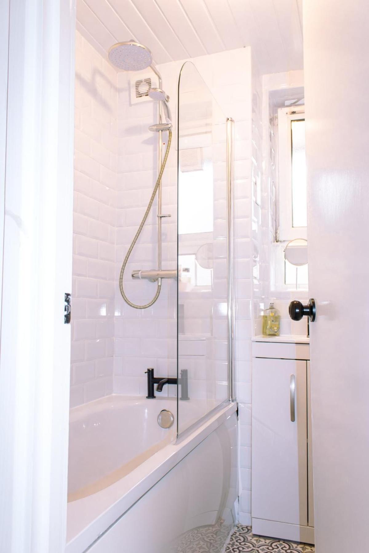 4-bedroom Flat Near Central, 2-min Walk To Metro Lejlighed London