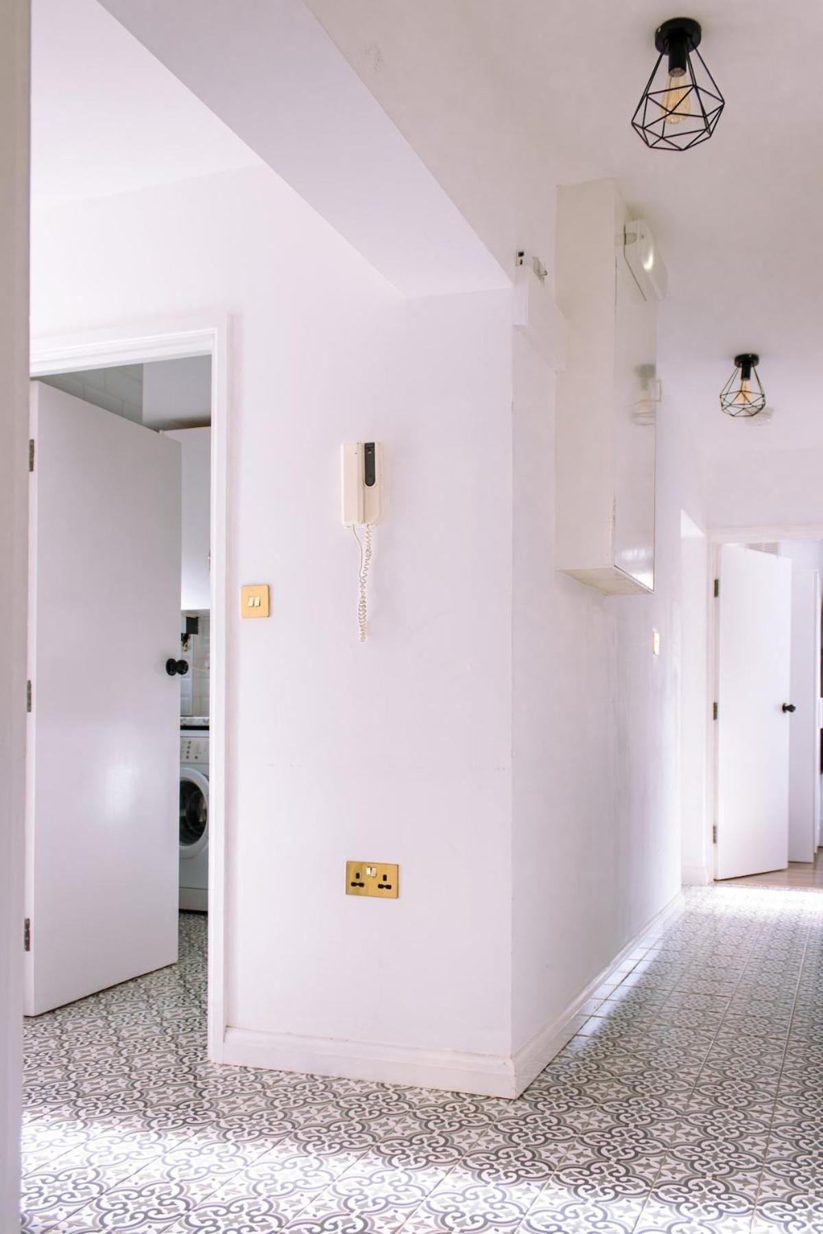 Lejlighed 4-bedroom Flat Near Central, 2-min Walk To Metro *