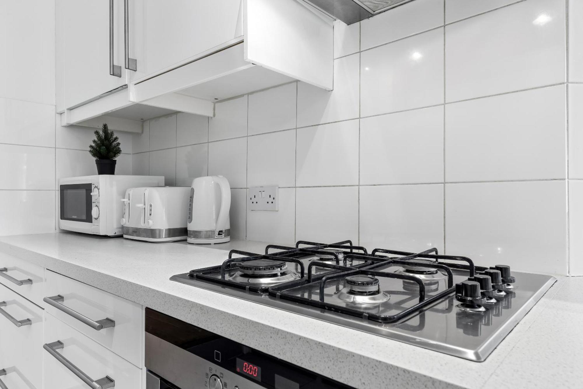 Luxury 4-bedroom Modern Flat In Steps From Station, Sleeps 9 In Style! Leilighet
