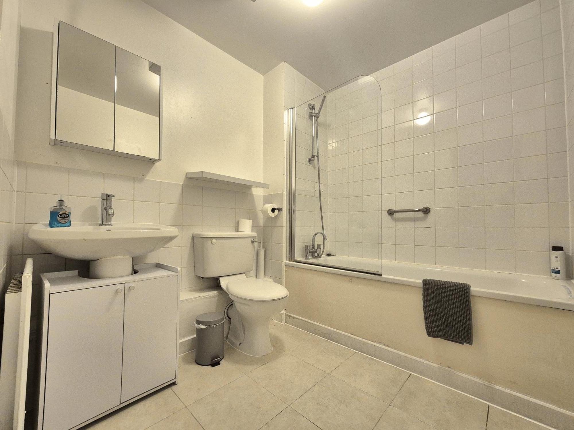 Spacious 1 Bedroom Apartment, Opposite The Metro Station, Very Location Lejlighed London