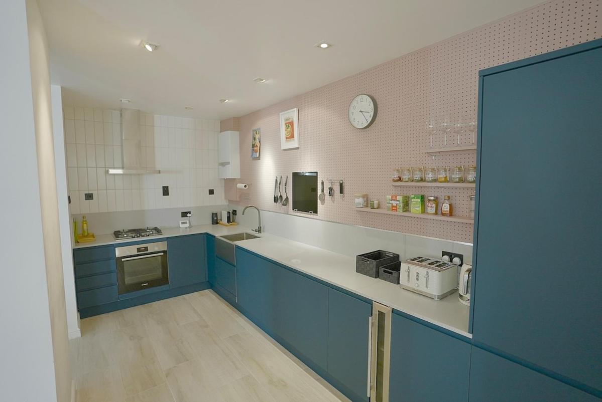 Spacious And Stylish Pad Hébergement de vacances
