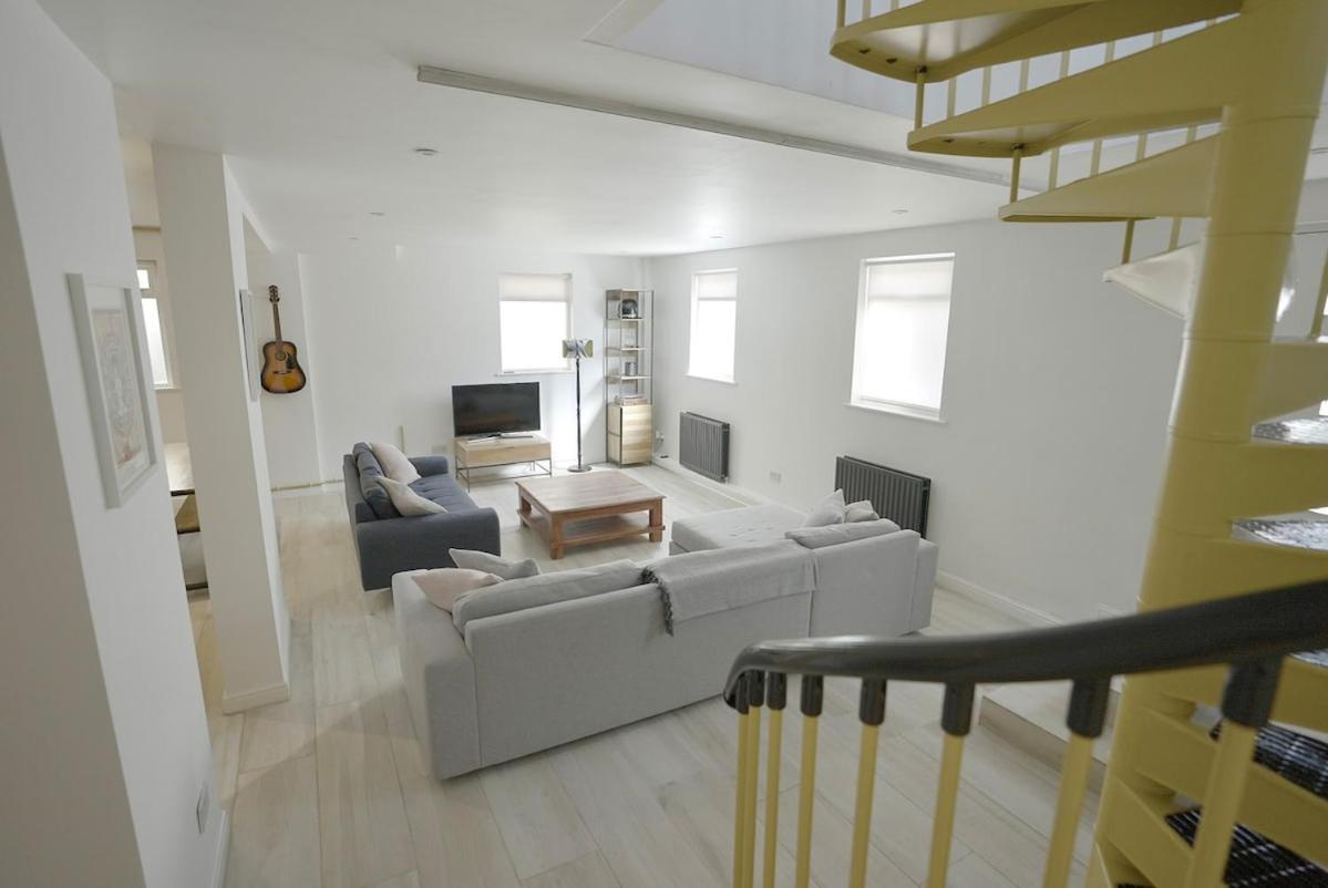Spacious And Stylish Pad Hébergement de vacances
