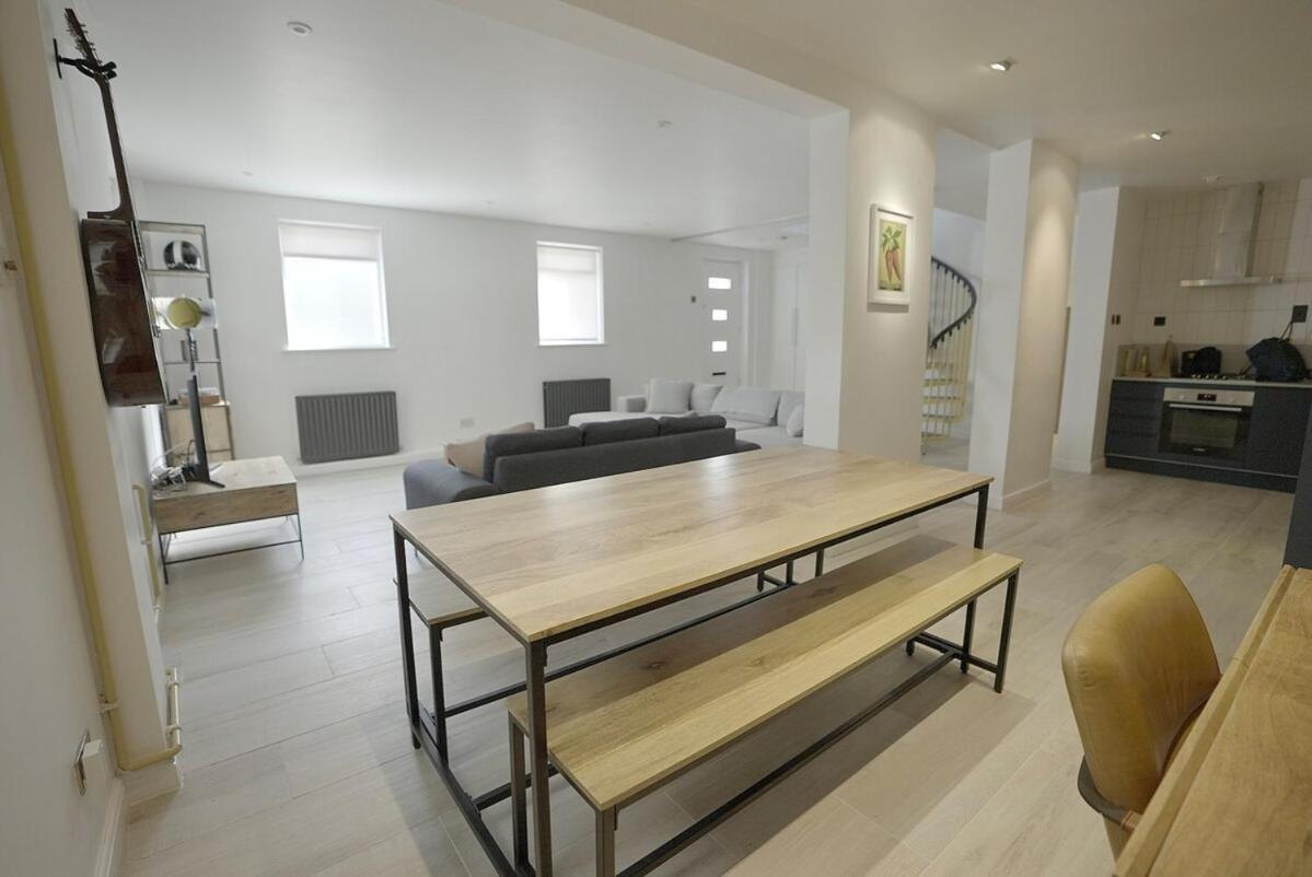 Spacious And Stylish Pad Londres