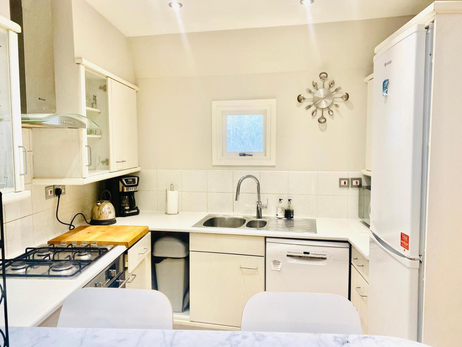 Large Self-contained Cozy Appartamento