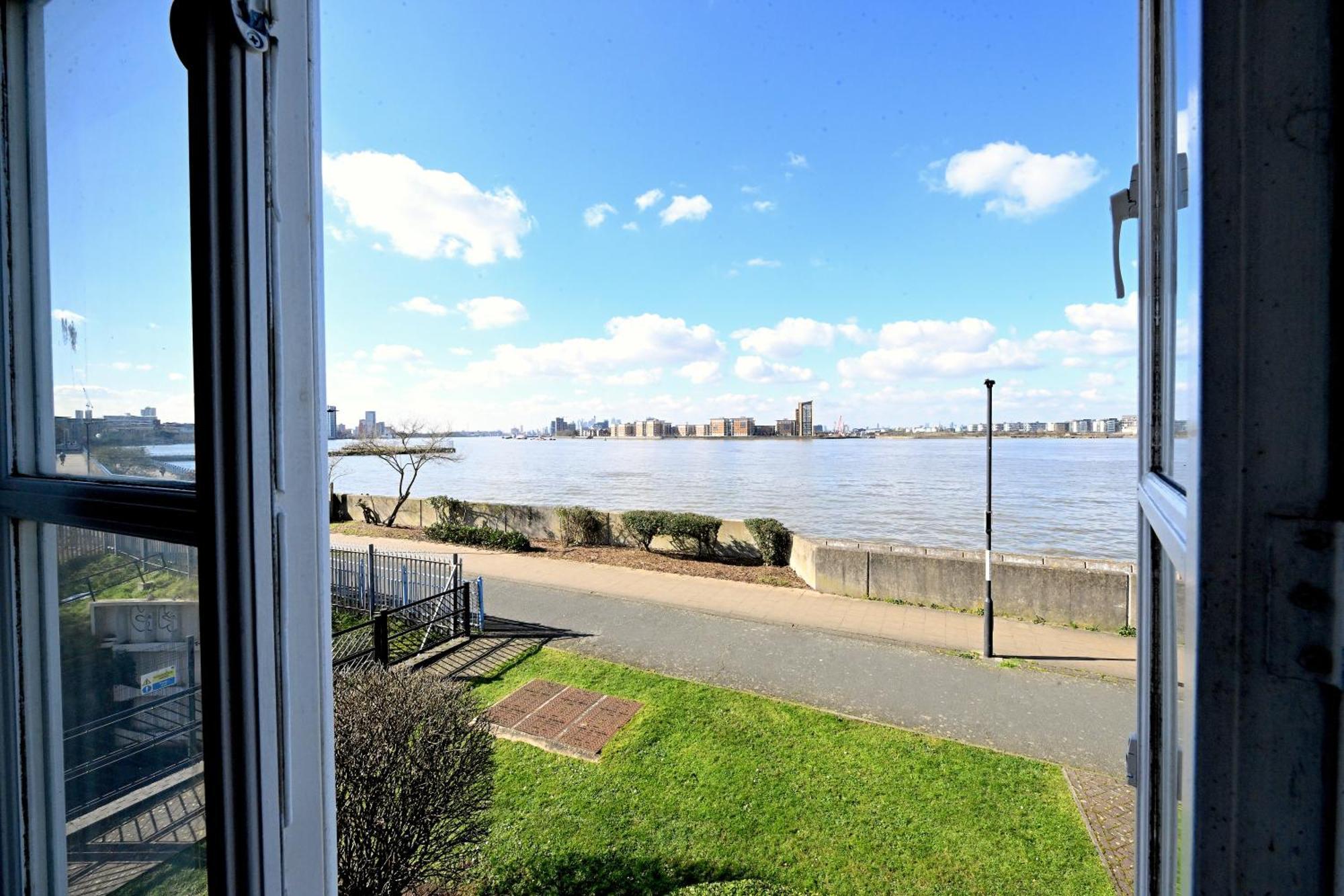 Unique 2-bedroom With River Views! Lejlighed