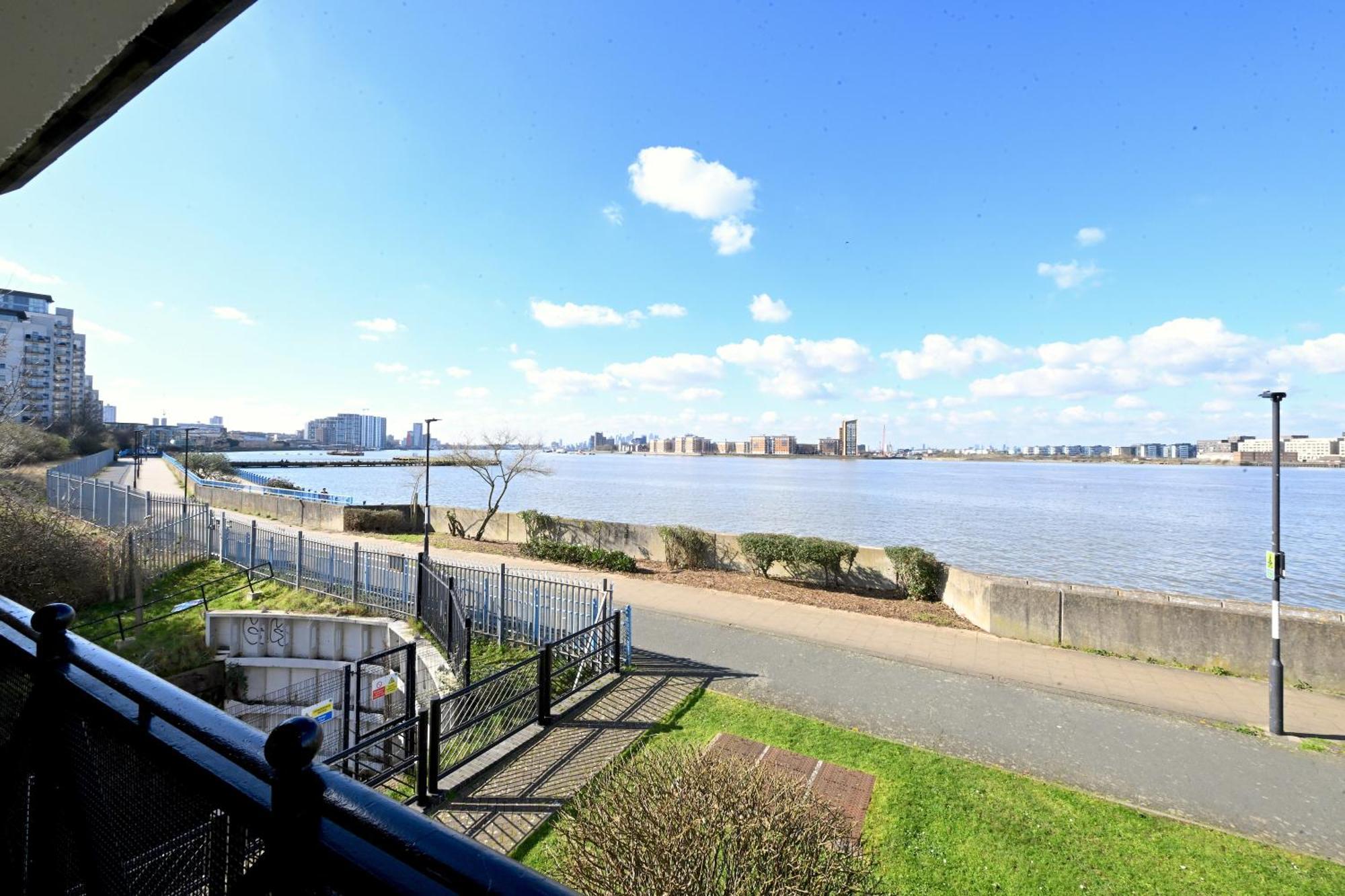 Unique 2-bedroom With River Views! Lejlighed *