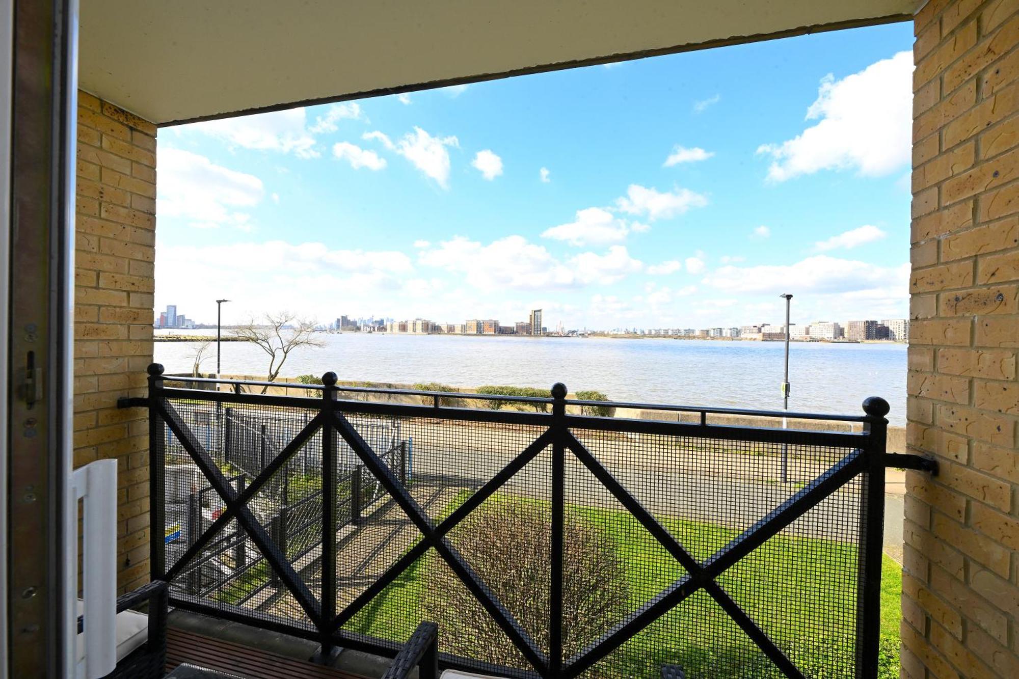Unique 2-bedroom With River Views! Lejlighed *