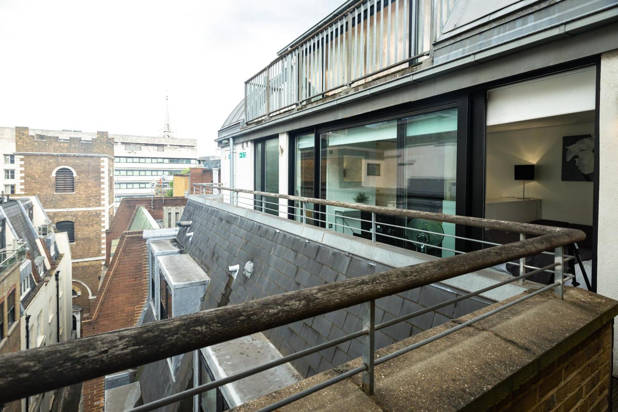 Comfortable With Balcony Near Monument Station Lägenhet