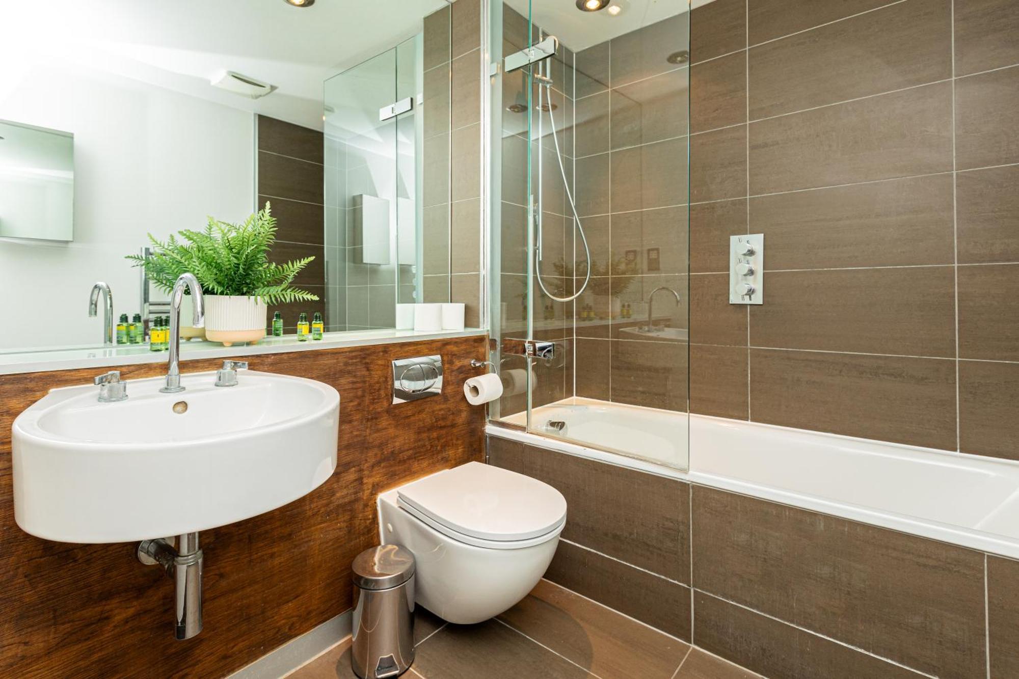 Comfortable 1br, 2 Mins From Monument Station! Lägenhet London