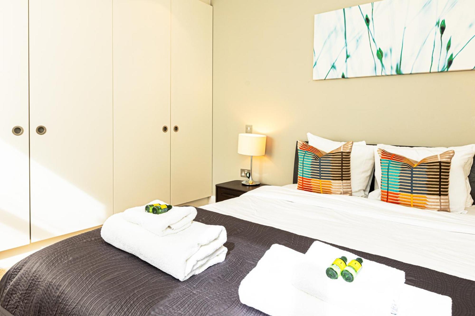 Comfortable 1br, 2 Mins From Monument Station! Lägenhet