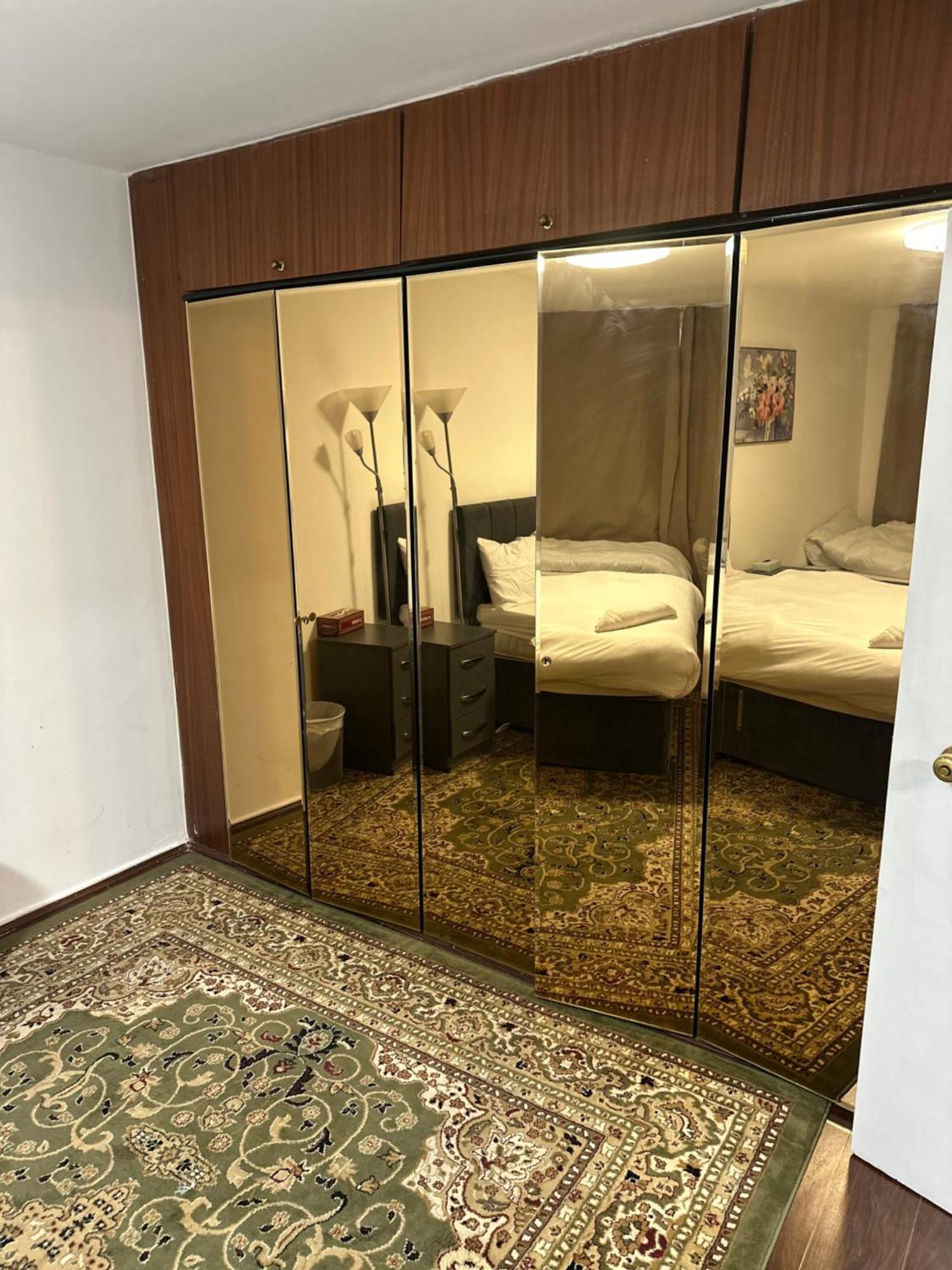 Lux 2 Bed In Portman Square Londen