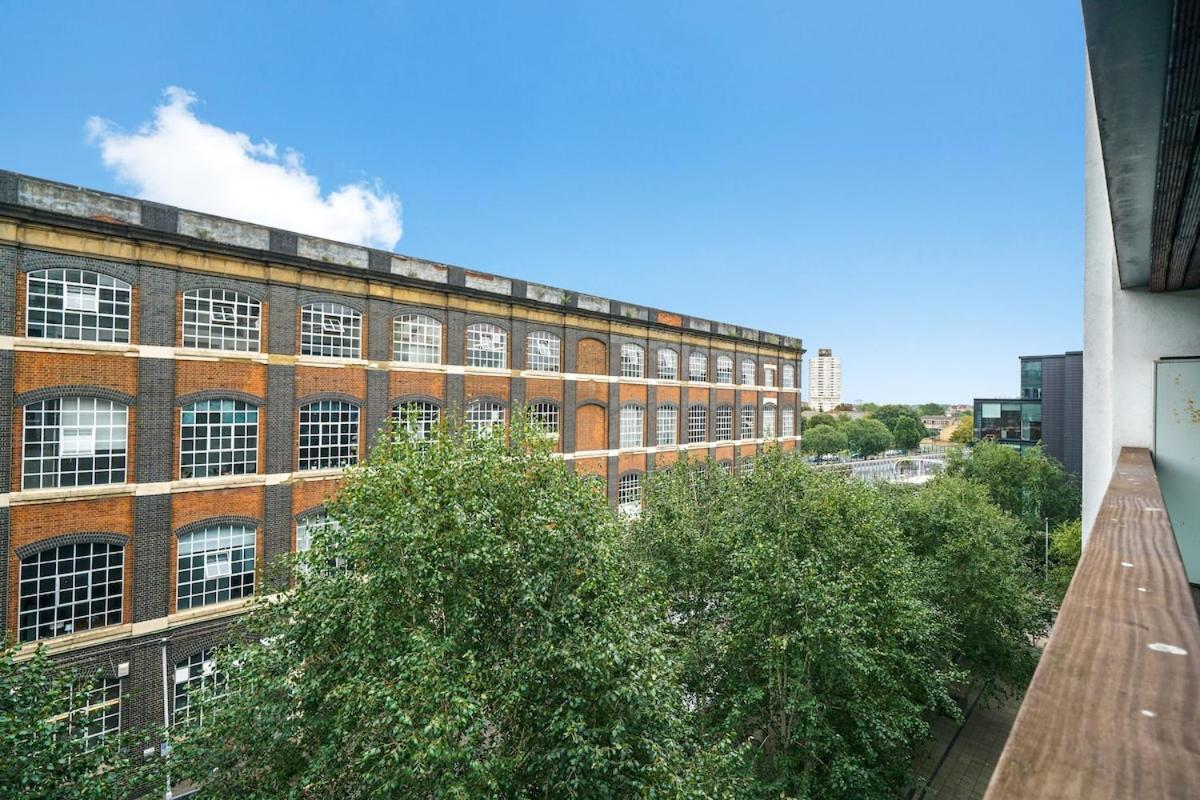 Modern 2-bed With Balcony In Stratford Lejlighed London