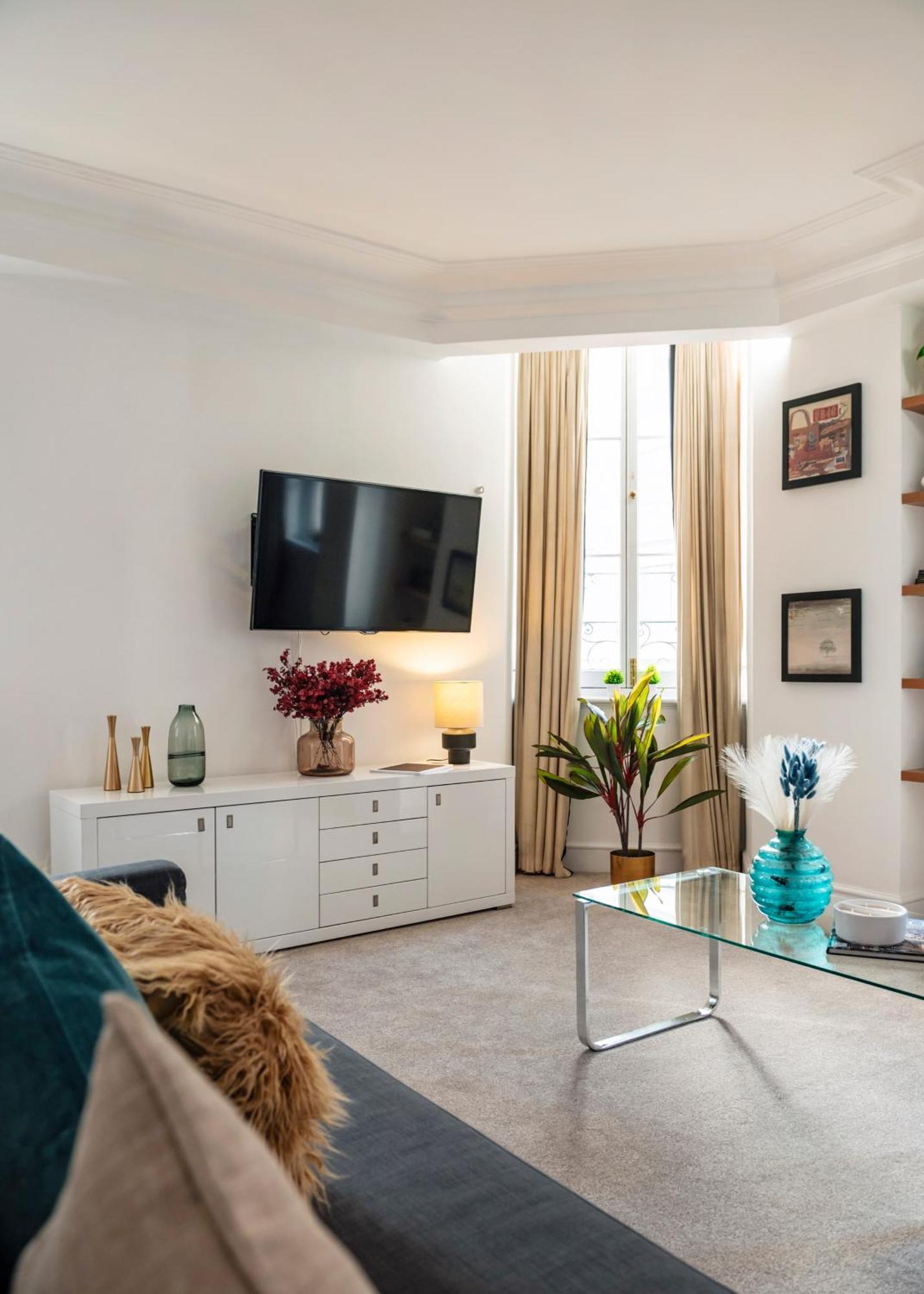 Welcome - Trafalgar Square Apartment