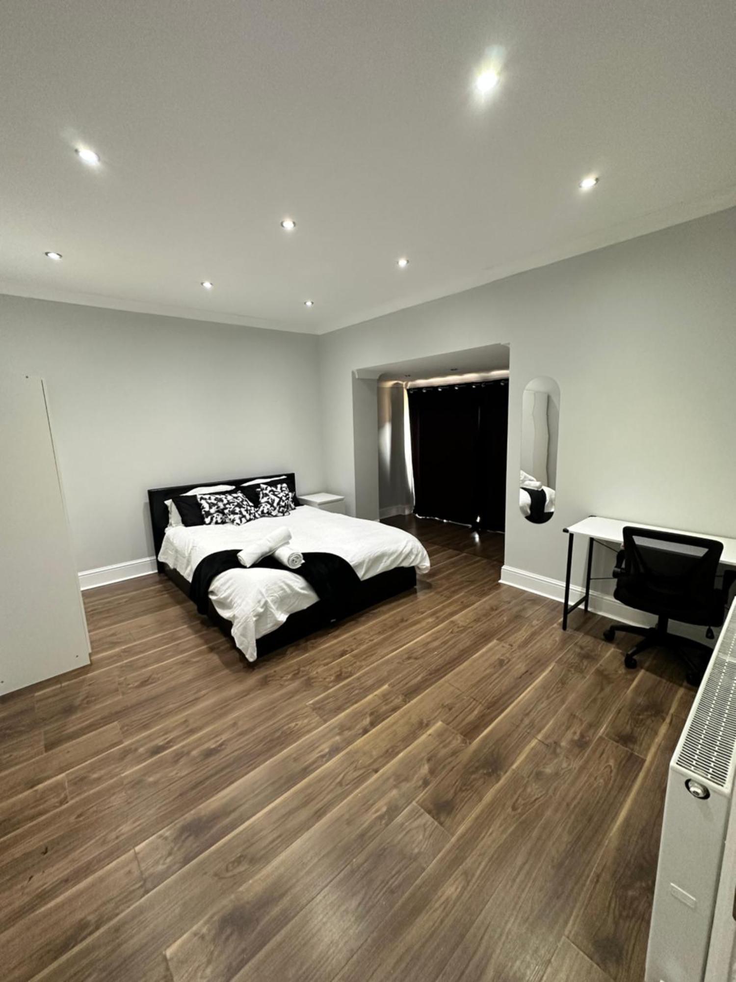 Black & White Double Bedroom Gasthof London
