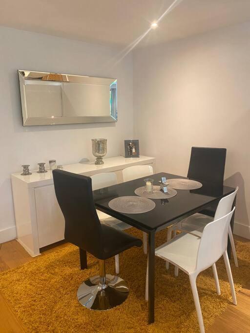 Appartement Lovely And Spacious Wimbledon Flat Londen
