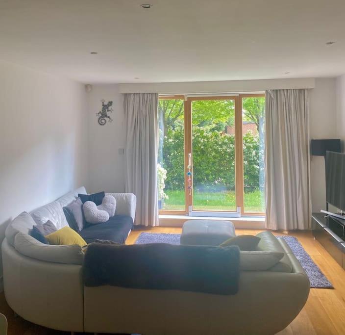 Lovely And Spacious Wimbledon Flat *