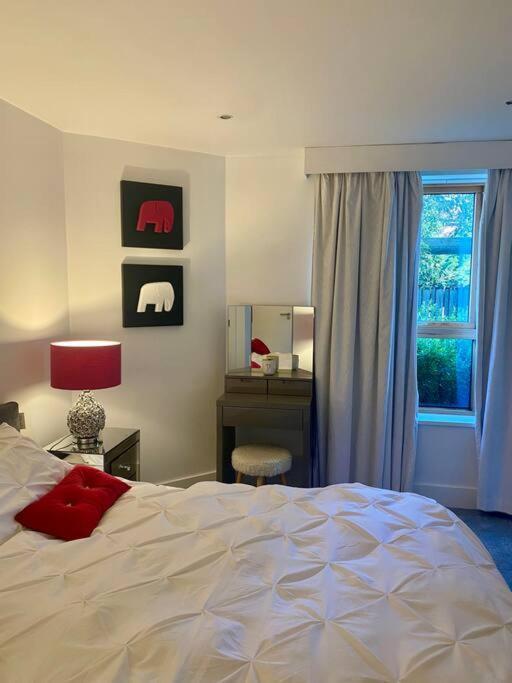 Lovely And Spacious Wimbledon Flat * Londen