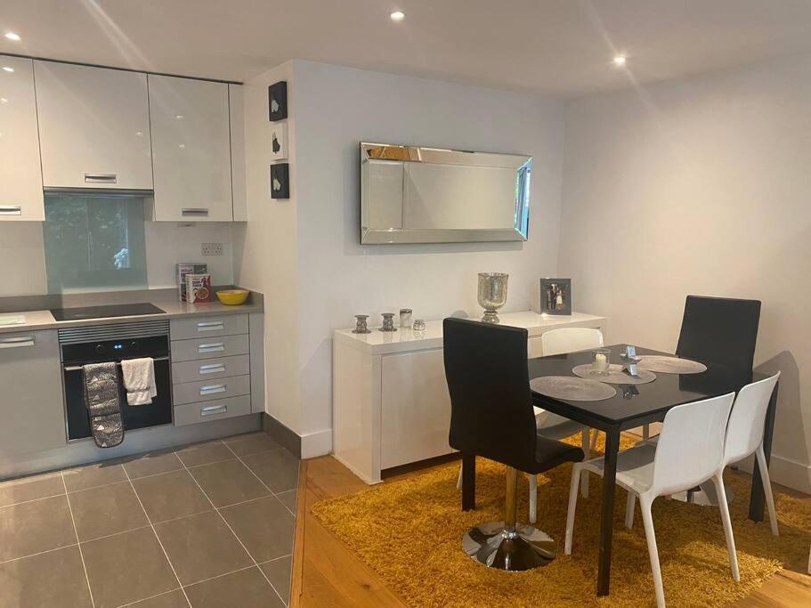 Lovely And Spacious Wimbledon Flat Appartement Londen