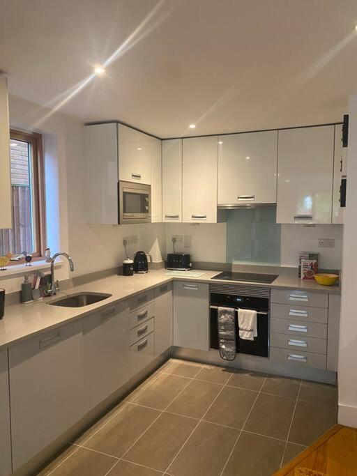 Lovely And Spacious Wimbledon Flat *