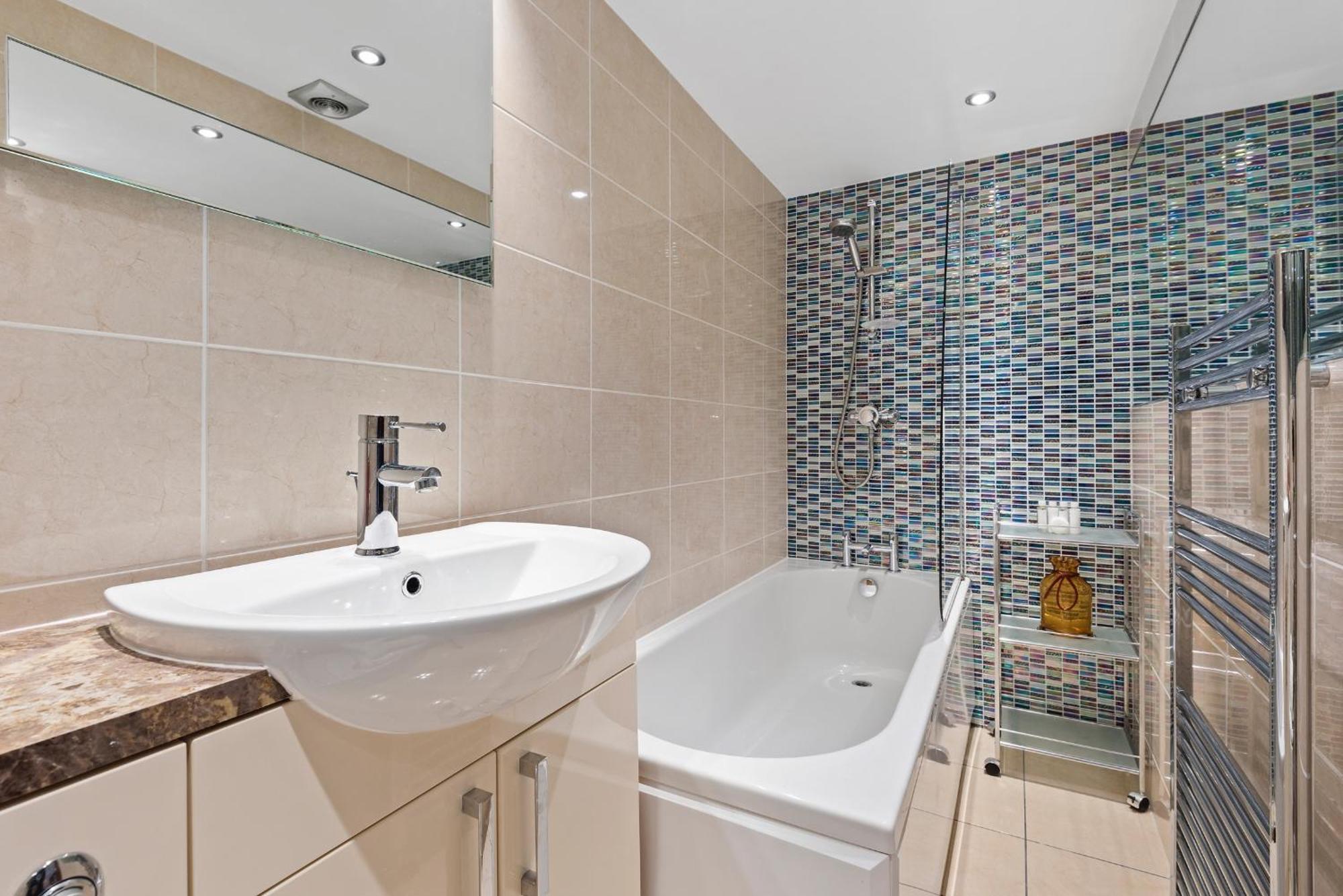 Bright Earl's Court Apartment- Sva Londra