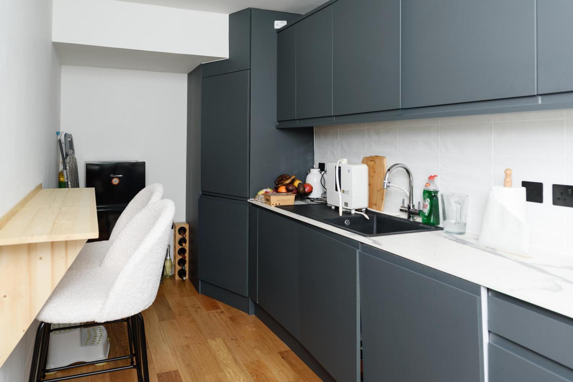 Relax & Recharge At Cozy Paddington, King Bed Appartement Londen