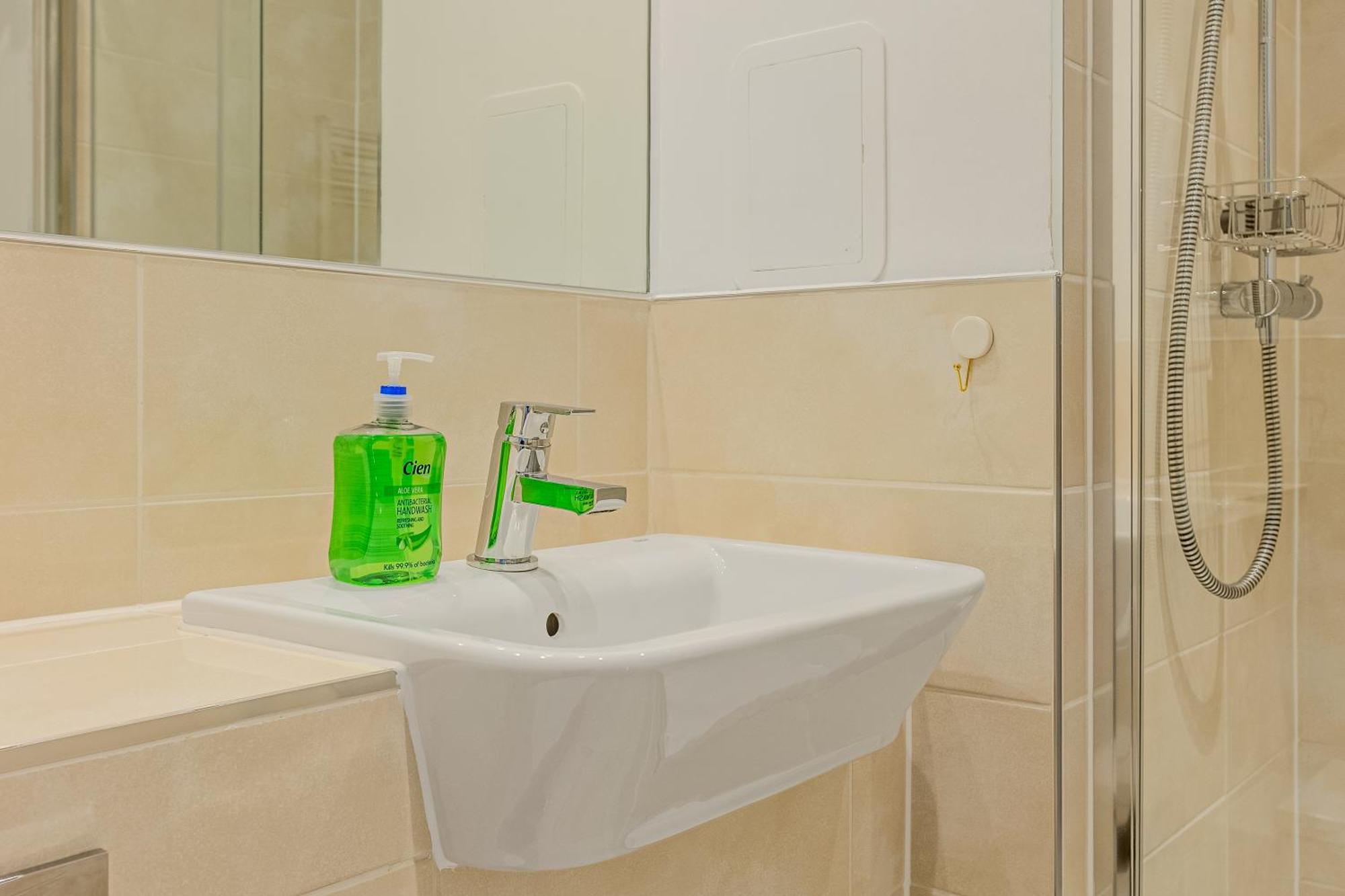 Apartment Spacious 2br With Balcony In Camberwell
