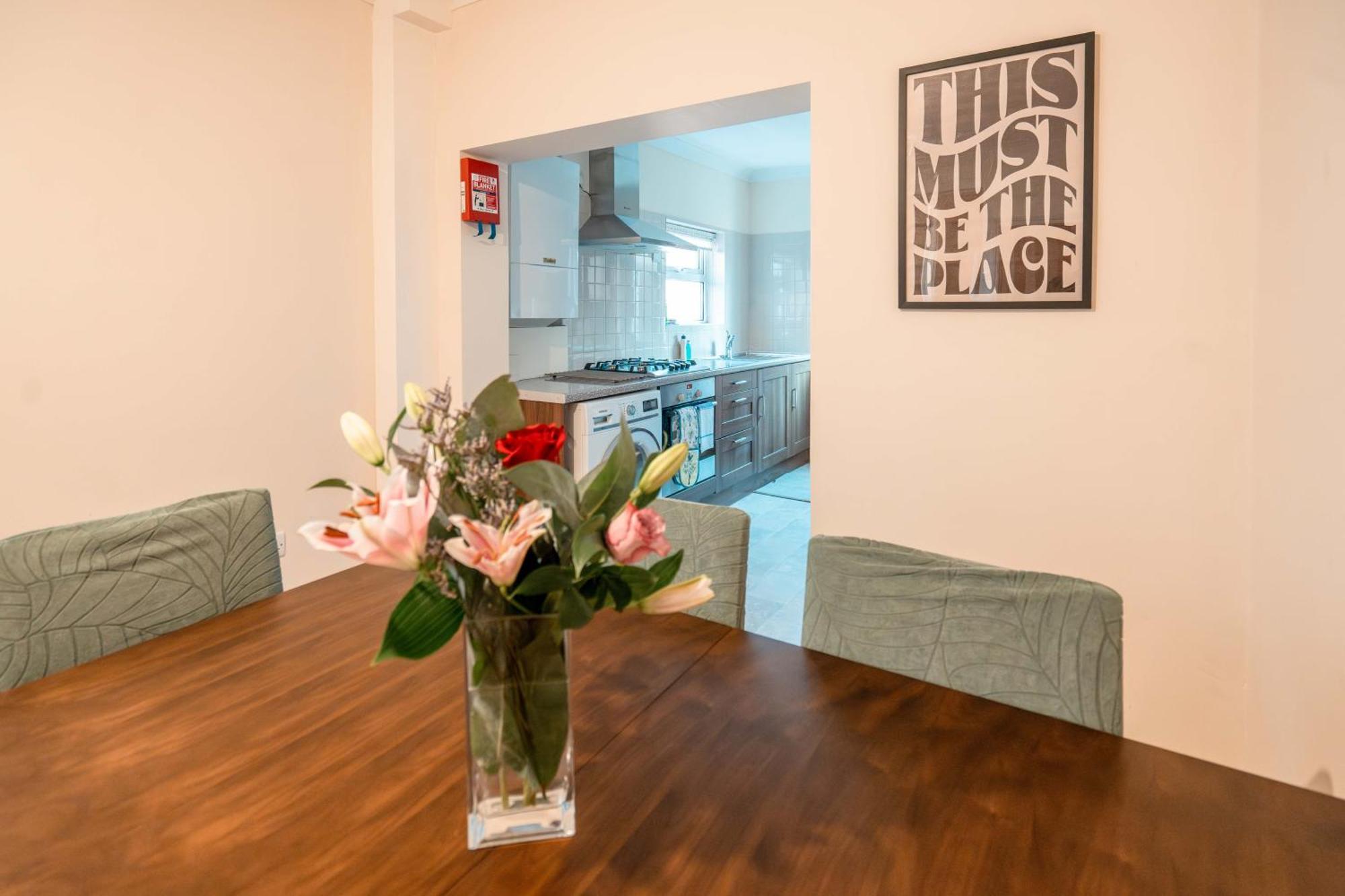 Lägenhet Spacious 3 Min From Station London