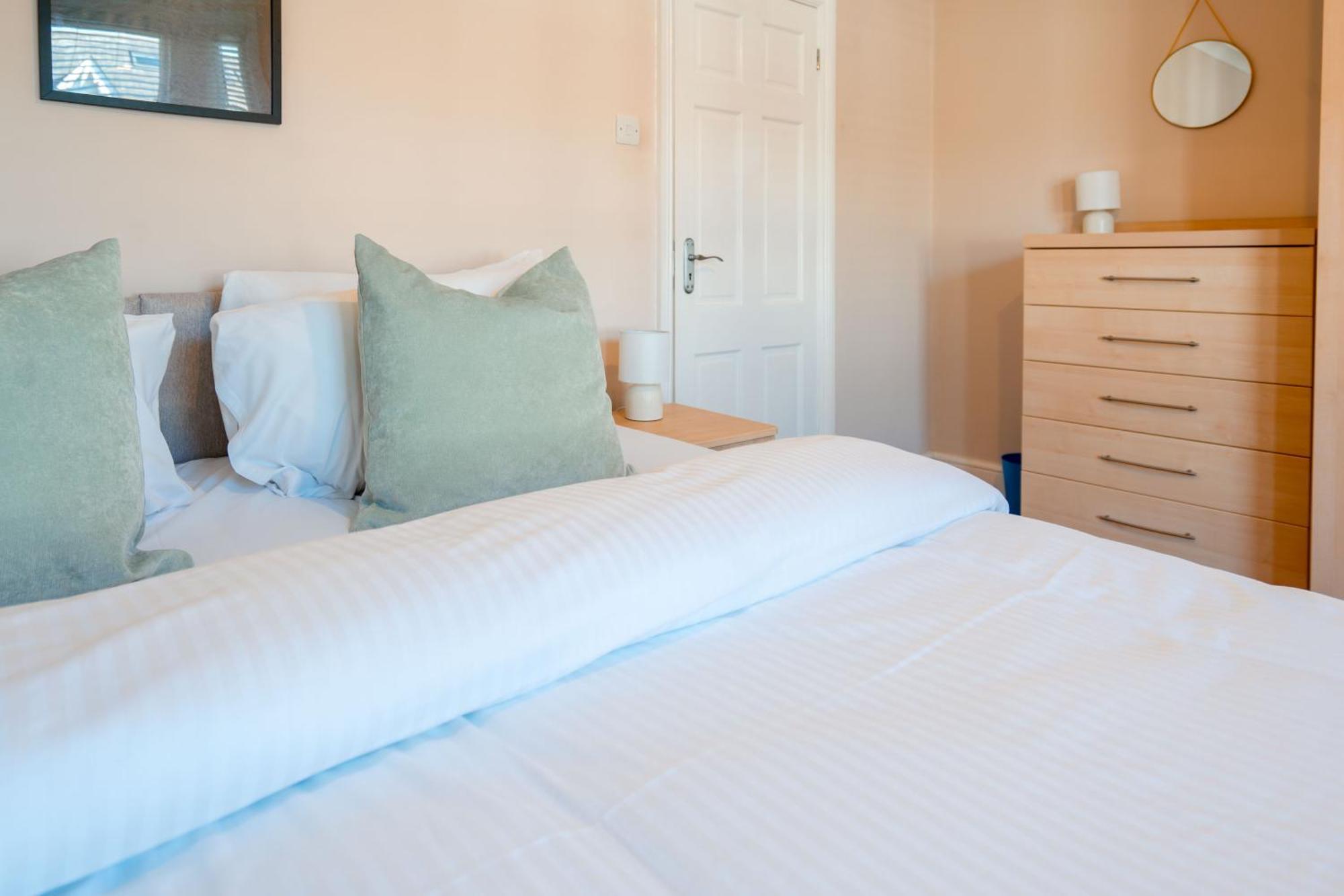 Spacious 3 Min From Station Lägenhet London