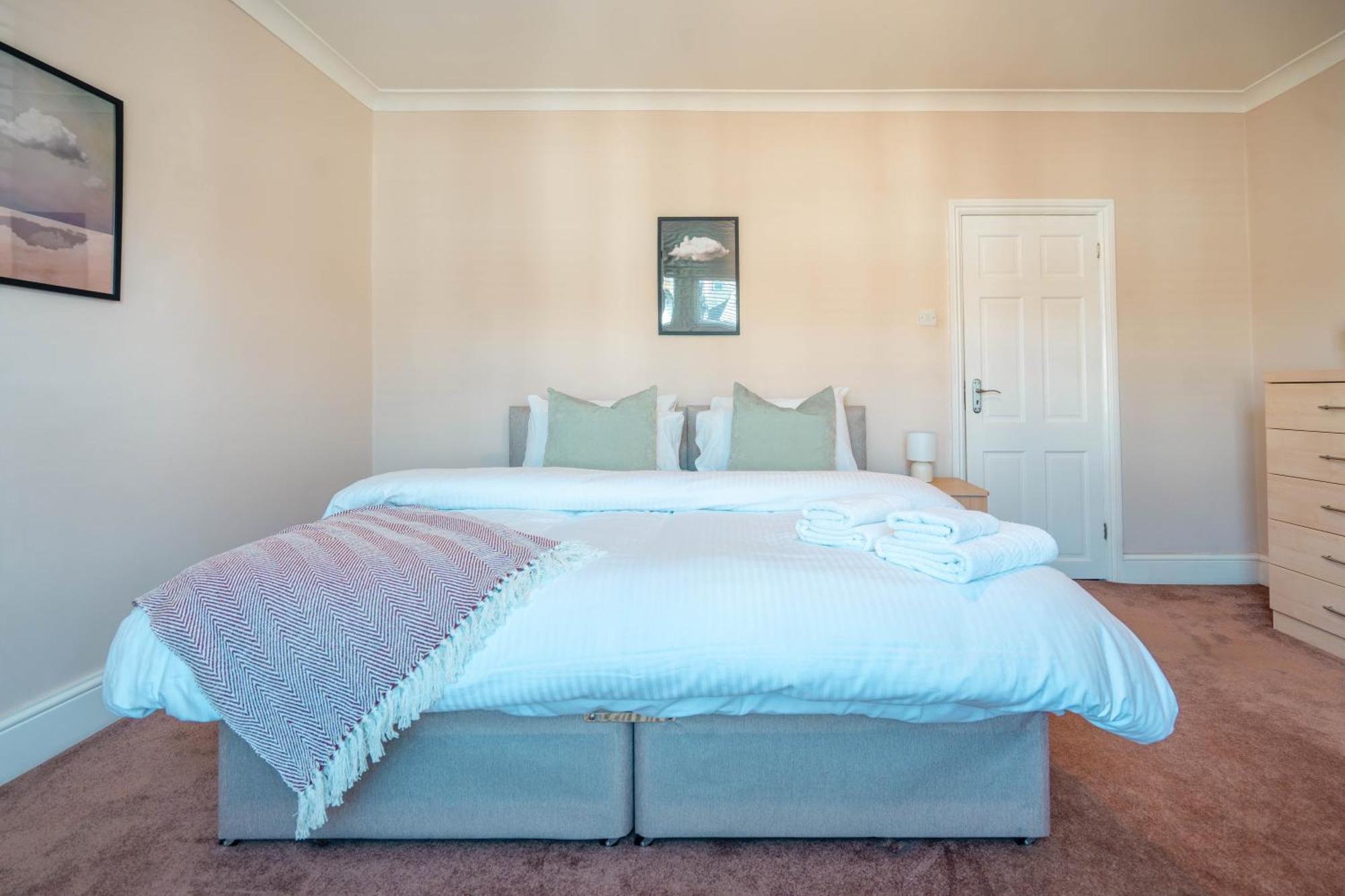 Lägenhet Spacious 3 Min From Station London