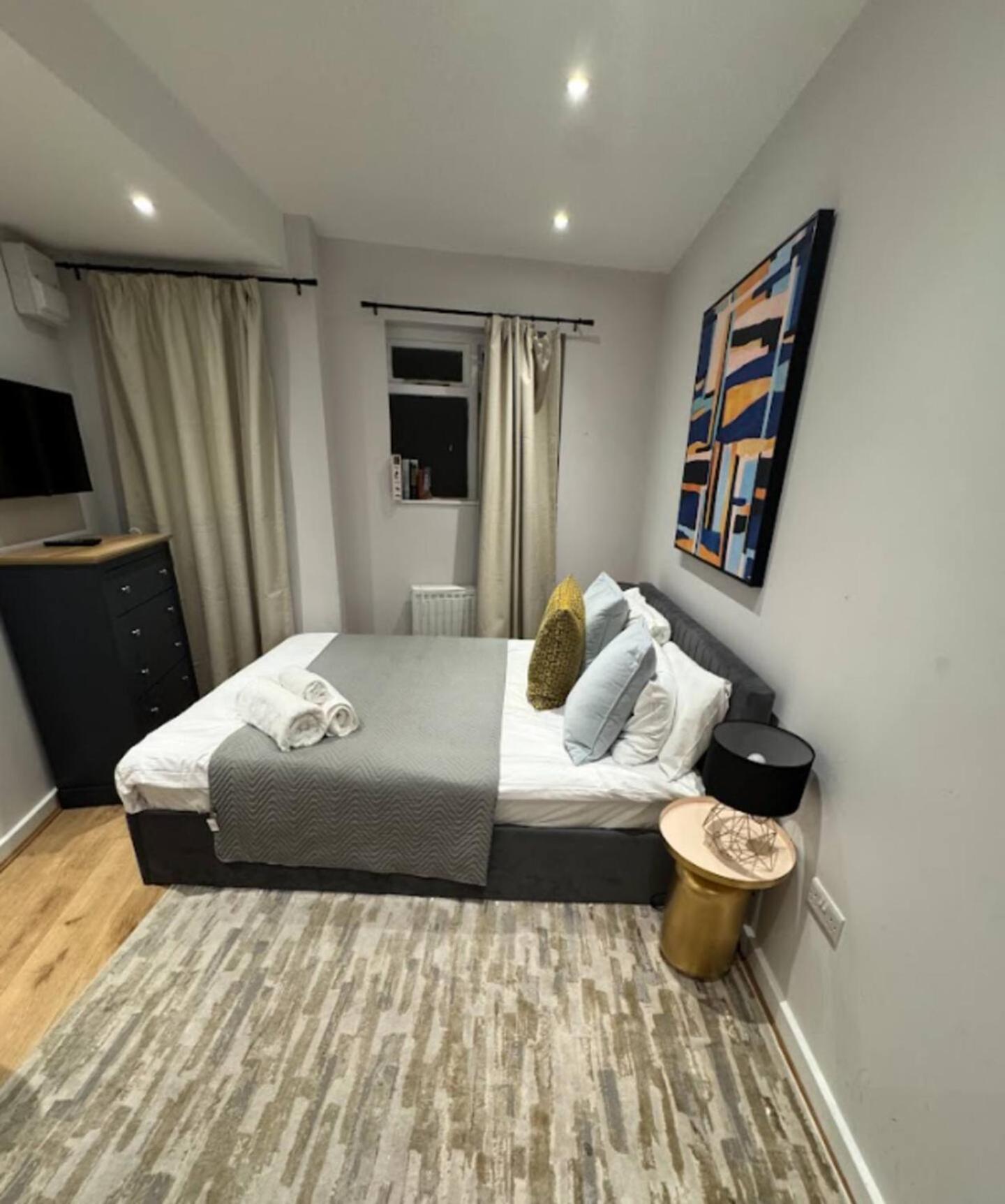 Ensuite Stylish - 3 Min To Trains - Pass The Keys * Londen