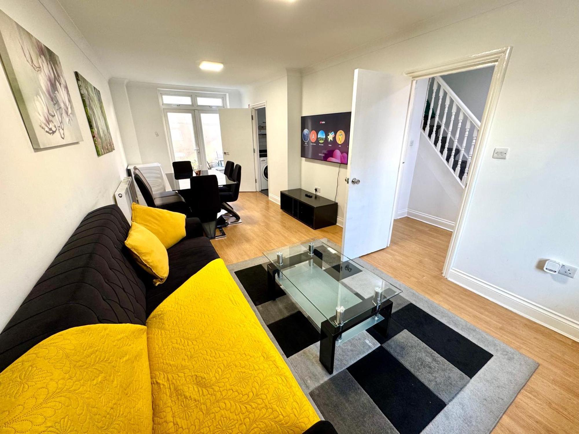 4 Bedrooms 3 Bathrooms With Garden House