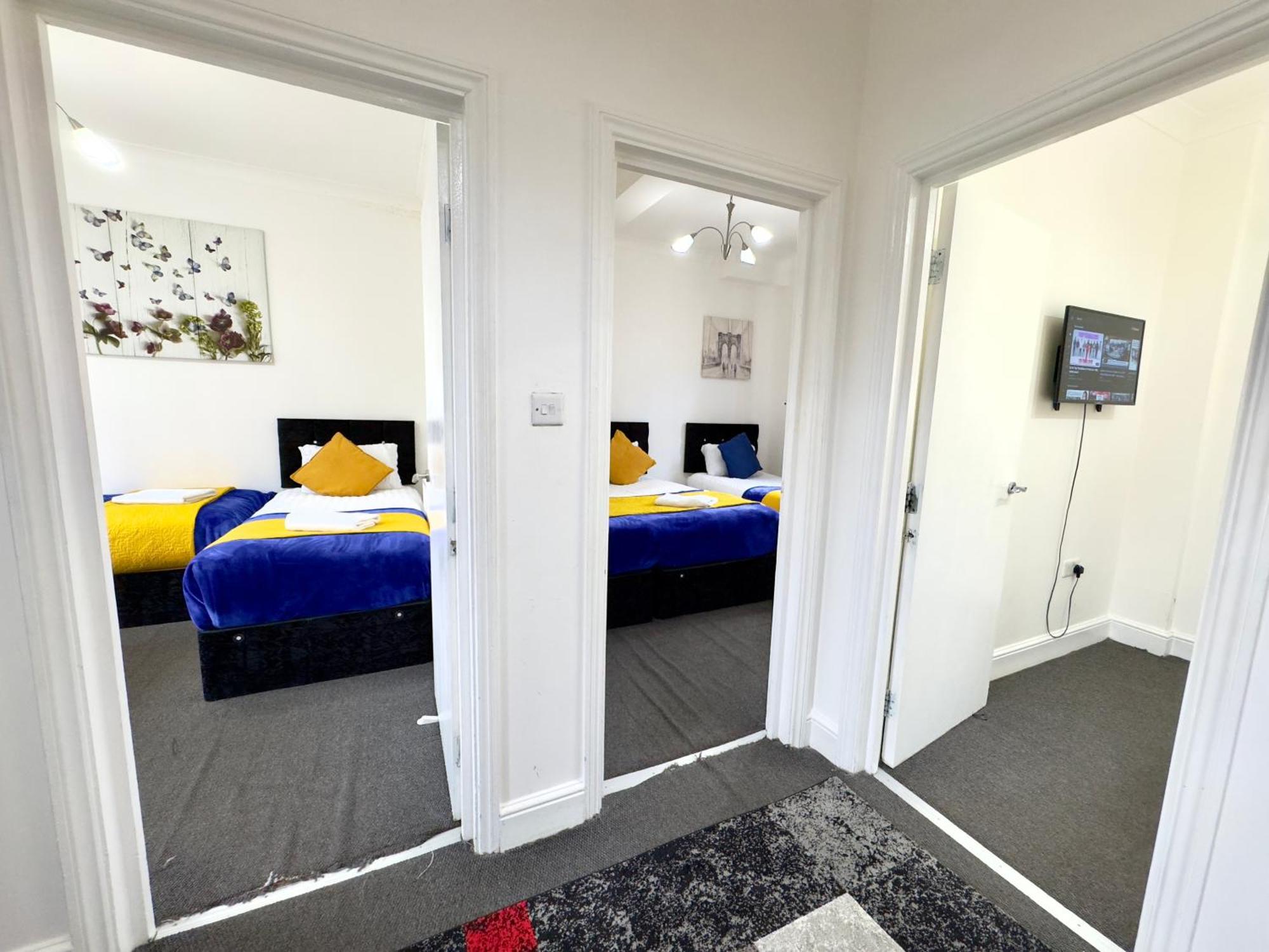 Casa vacanze 4 Bedrooms House, 3 Bathrooms , Separate Reception, Full Kitchen, Garden, Parking *