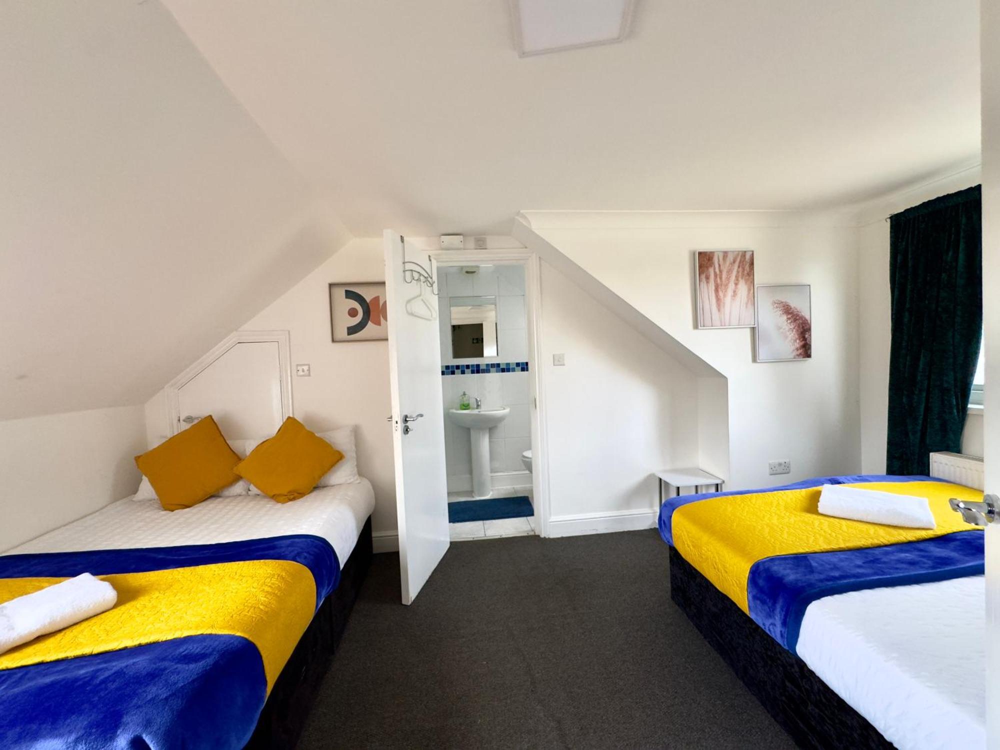 Casa vacanze 4 Bedrooms House, 3 Bathrooms , Separate Reception, Full Kitchen, Garden, Parking Londra