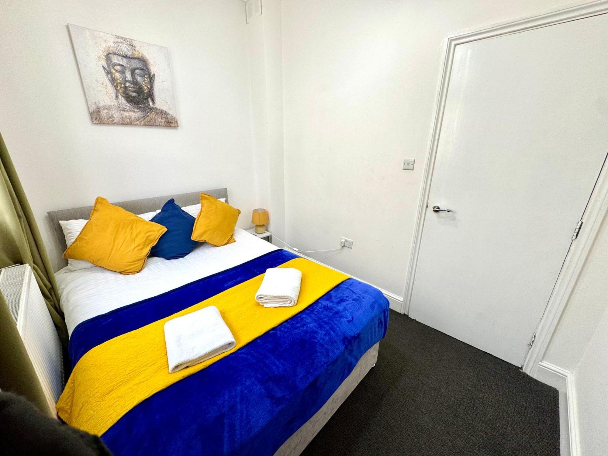 4 Bedrooms House, 3 Bathrooms , Separate Reception, Full Kitchen, Garden, Parking Casa vacanze