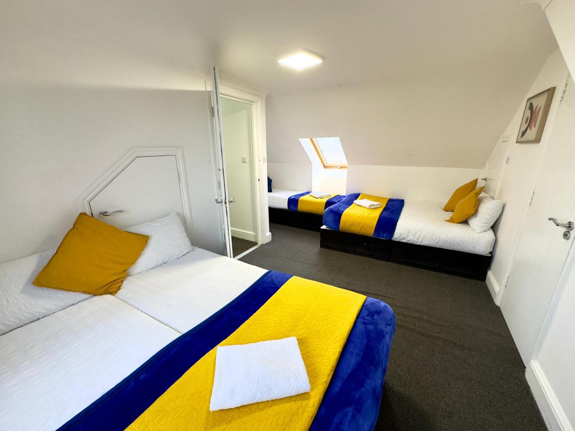 Casa vacanze 4 Bedrooms House, 3 Bathrooms , Separate Reception, Full Kitchen, Garden, Parking