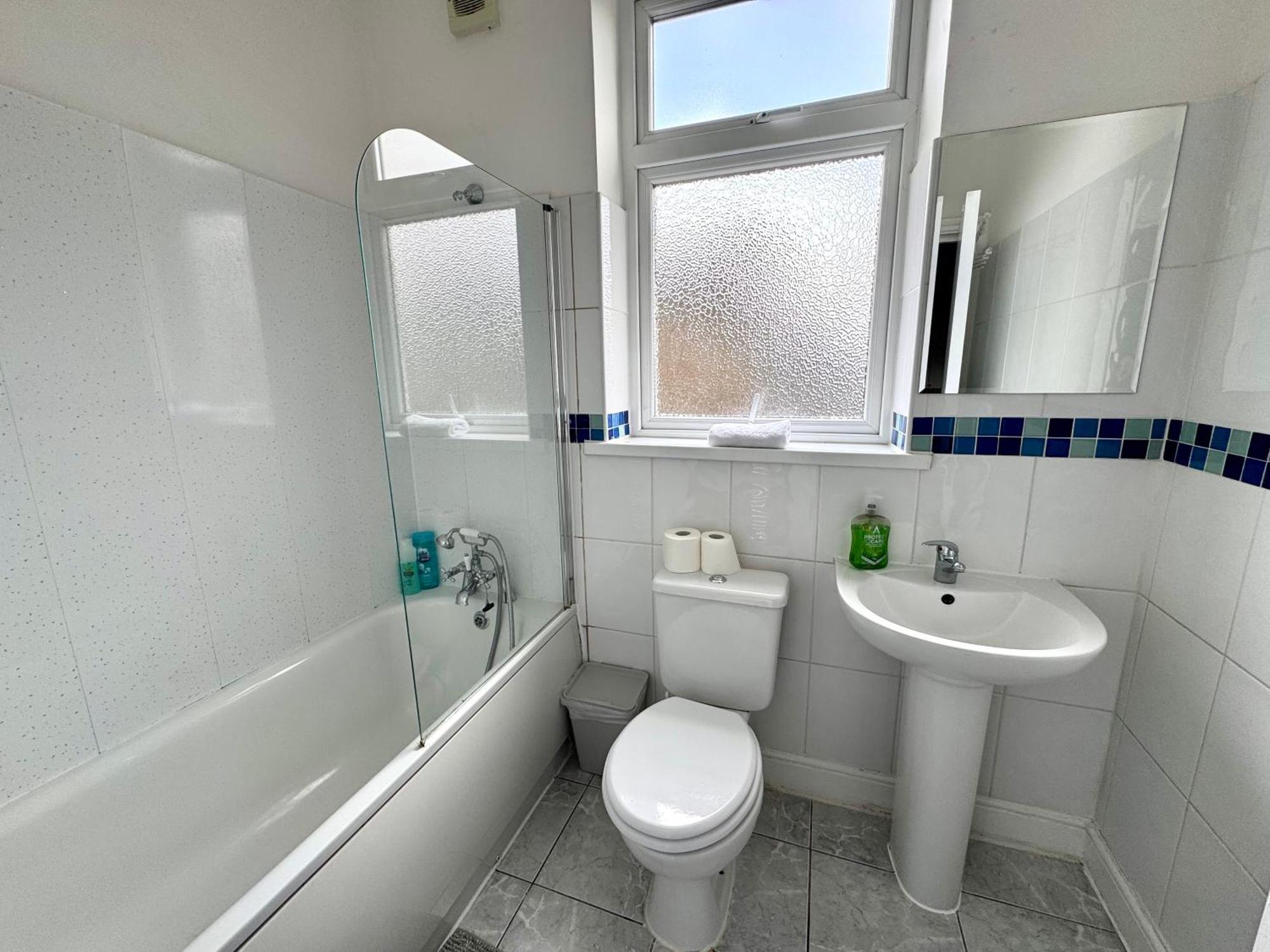 4 Bedrooms House, 3 Bathrooms , Separate Reception, Full Kitchen, Garden, Parking Casa vacanze *