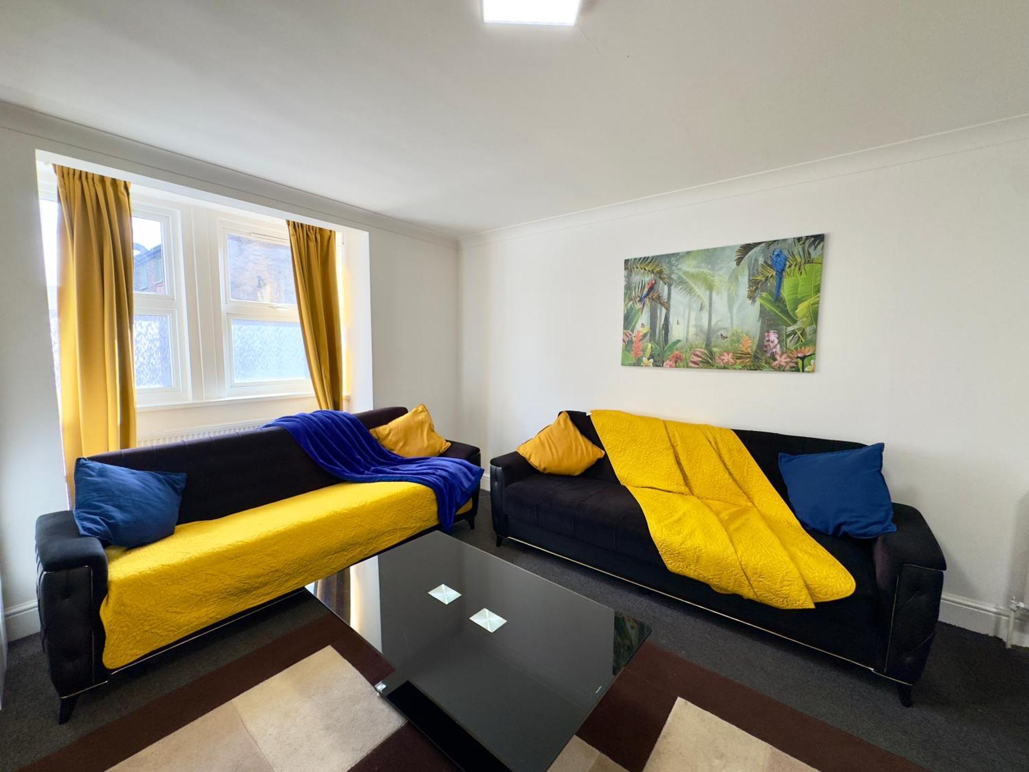 4 Bedrooms House, 3 Bathrooms , Separate Reception, Full Kitchen, Garden, Parking Londra